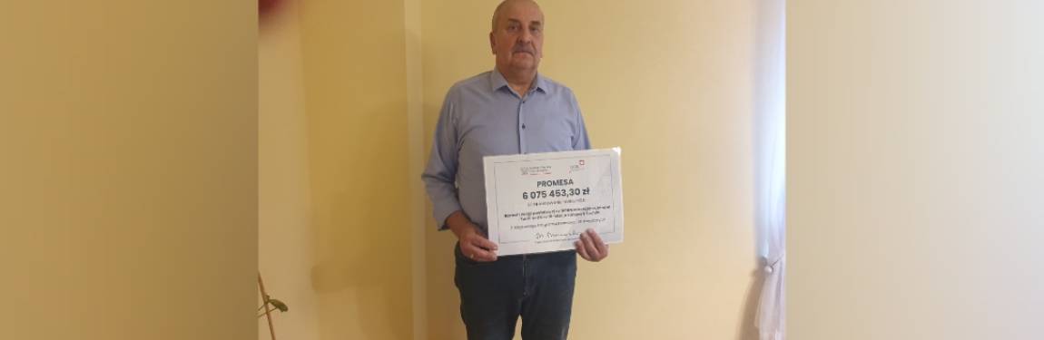 wicestarosta Marek Wysocki z promesą na przebudowę drogi