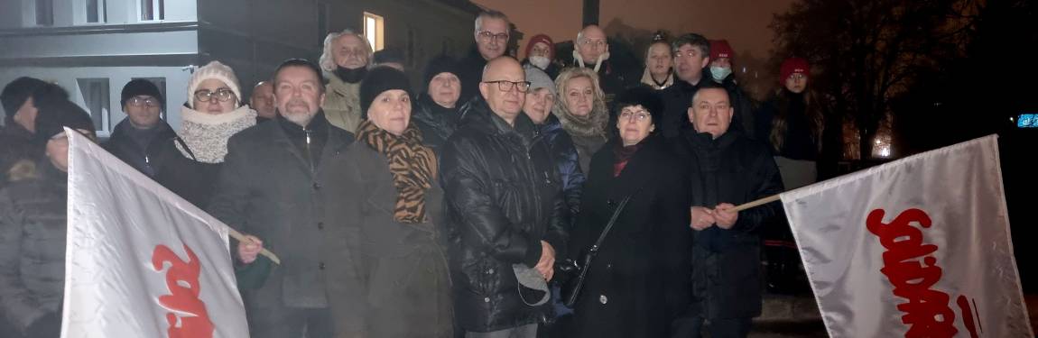 Uroczystości rocznicy wydarzeń 13 grudnia pod pomnikiem wolności w Piszu