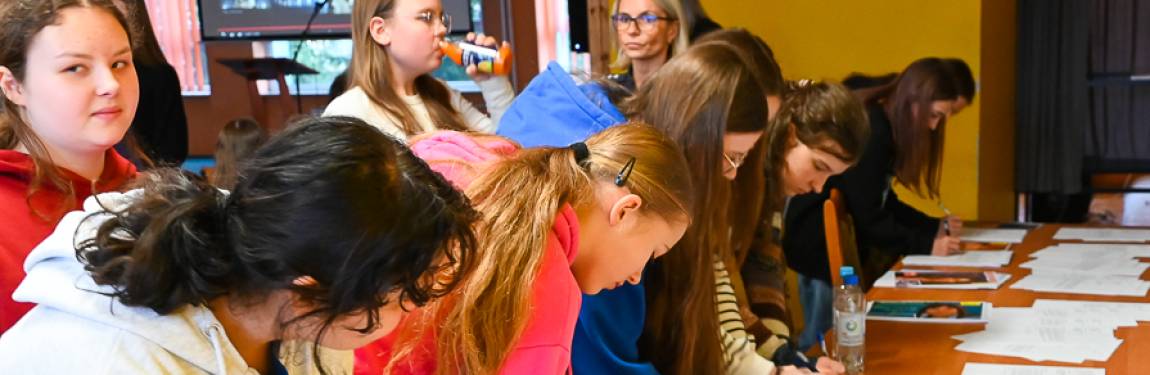 Podpisywanie listów, młodzież, aula szkoły