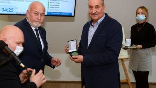 dyrektor KRUS wręcza medal wicestaroście