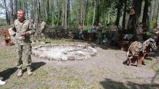 Żołnierze sił NATO stacjonujący w Bemowie Piskim pomagają w SOSW Łupki