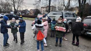 Paczuszka dla maluszka darczyńcy i ich prezenty 