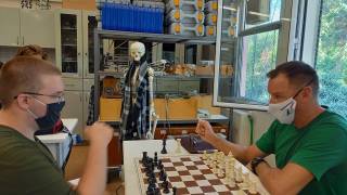 partia szachowa rozegrana podczas wizyty w Grecji uczniów II LO w Piszu 